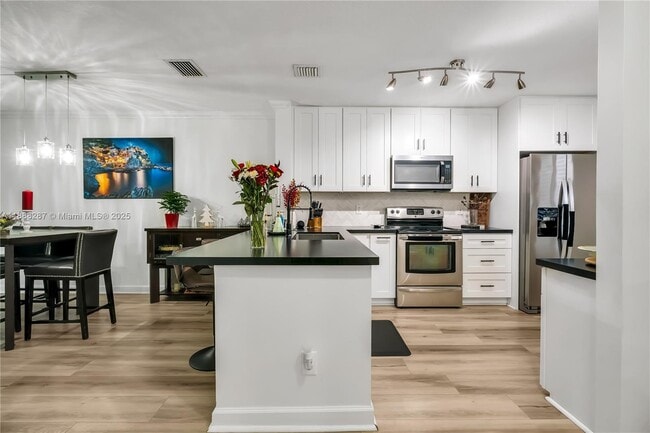 Foto del edificio - 667 NW 208th Dr