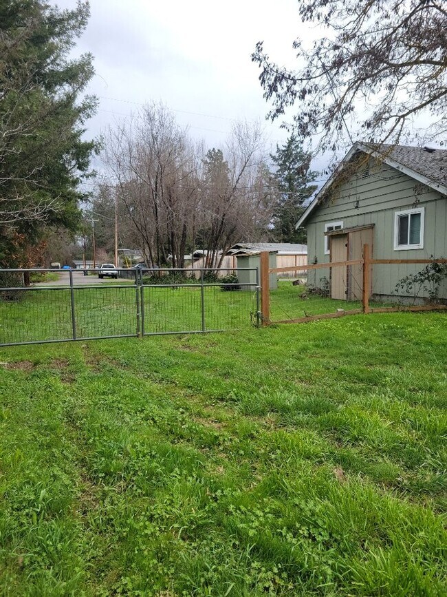 Building Photo - 276 Perrydale Ave