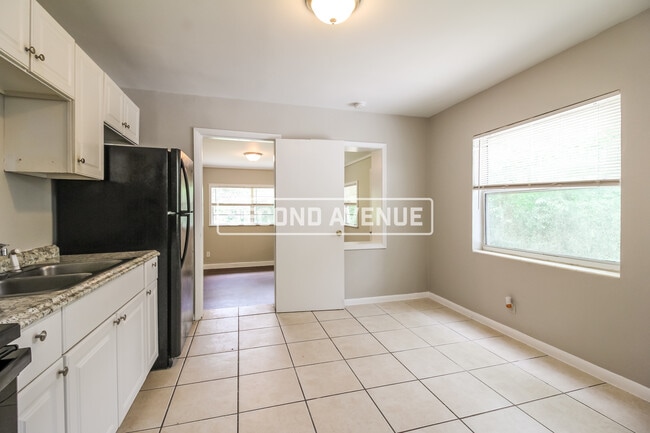 Building Photo - 1544 Breton Rd