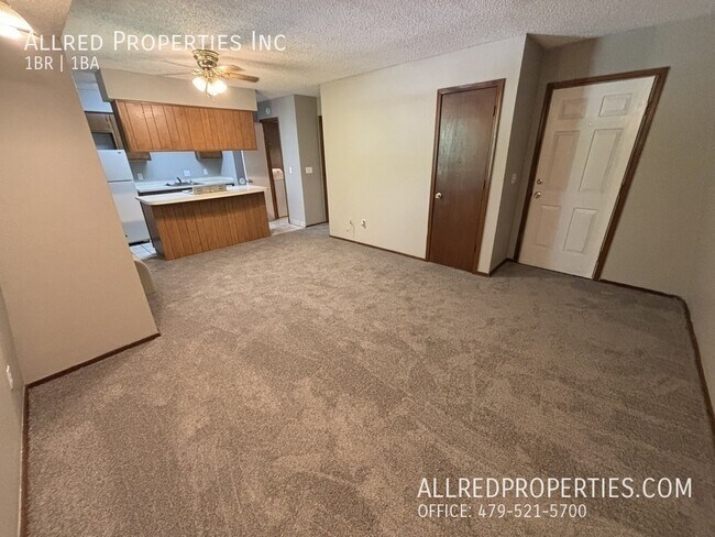Foto del edificio - 1390 W Wedington Dr