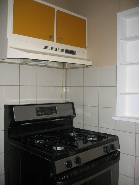 Negro/Estufa a gas de acero inoxidable - 701 W Doran St