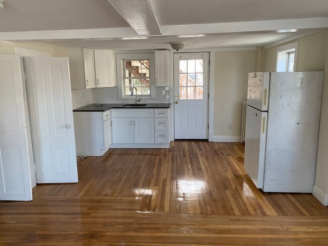 Building Photo - 71 Hale St