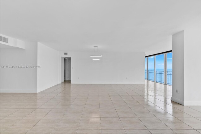 Building Photo - 600 Grapetree Dr