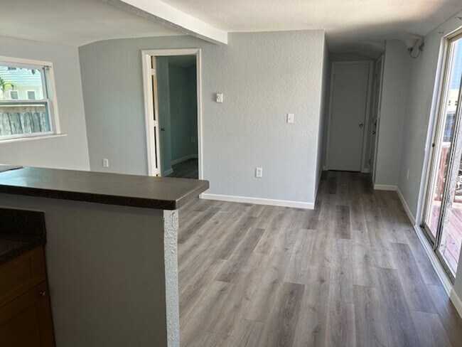 Building Photo - Quaint 1/1 within walking distance to the ...