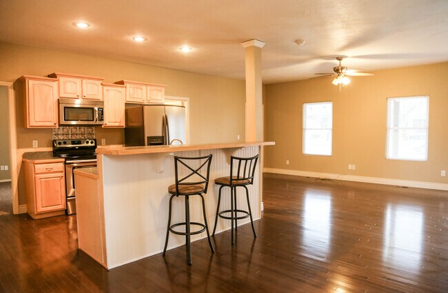 Building Photo - Walnut 831