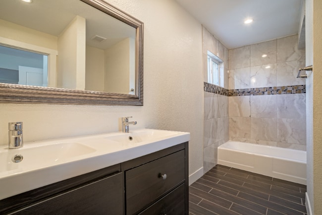 Foto del edificio - 10490 W Dakota Ave