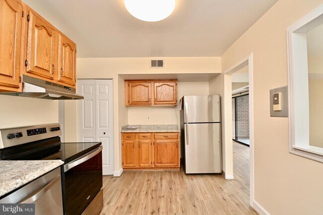 Building Photo - 9723 Kings Crown Ct