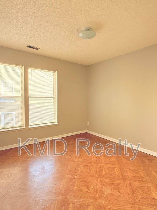 Building Photo - 9627 Vinca Cir