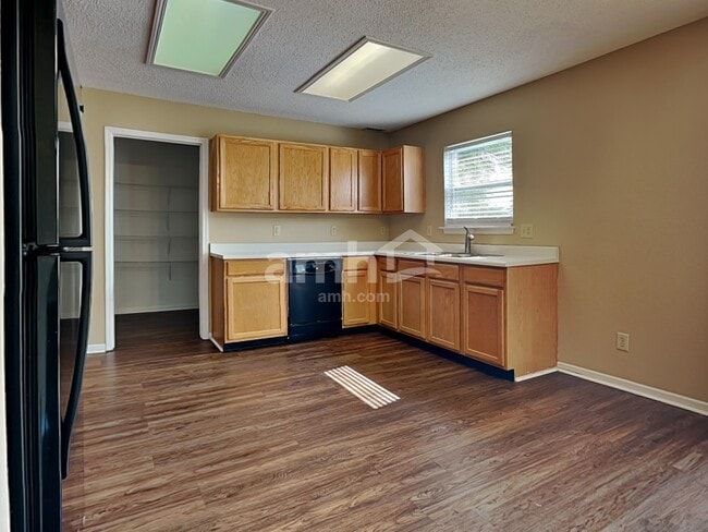 Building Photo - 14470 Forsythia Ln