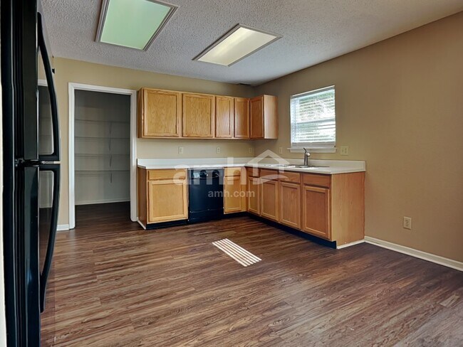 Foto del edificio - 14470 Forsythia Ln