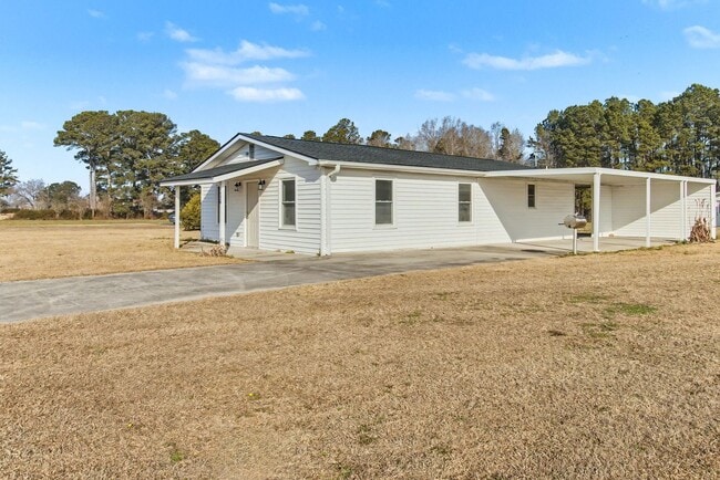 Building Photo - Completely remodeled 3 br 1 bath located in Evergreen NC east commute to Lumberton, Whiteville, E...