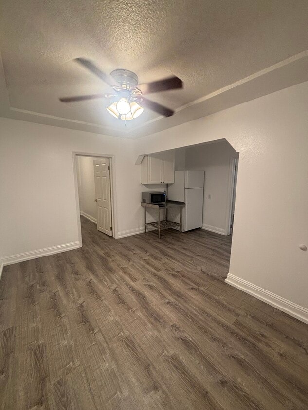 entry/living room - 1700 California Ave S