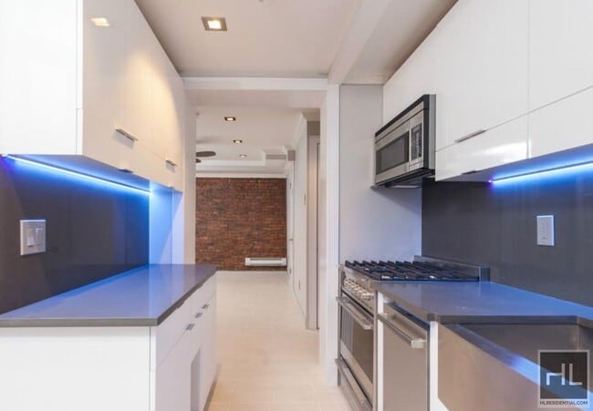 Building Photo - E 11th St