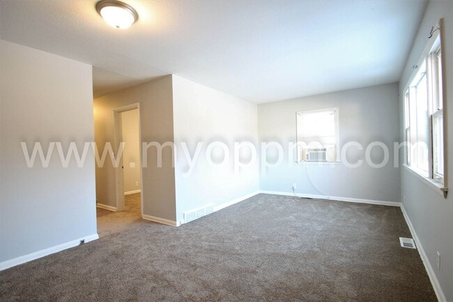 Building Photo - 3 Bedroom / 1 Bath Home Available Now!