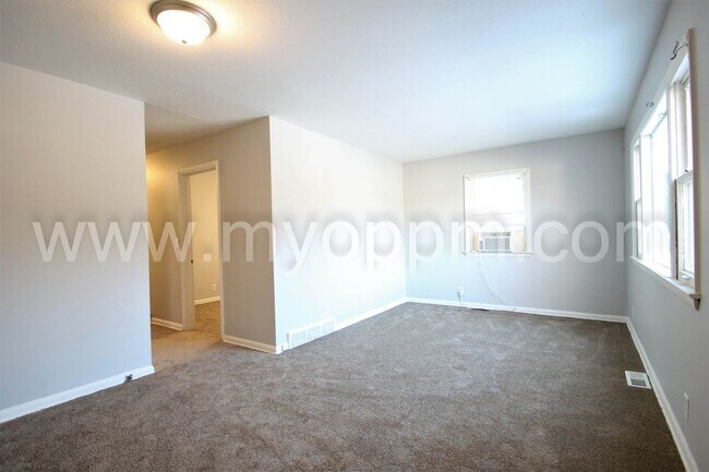Foto del edificio - 3 Bedroom / 1 Bath Home Available Now!