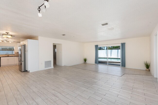 Building Photo - 705 3rd Ave