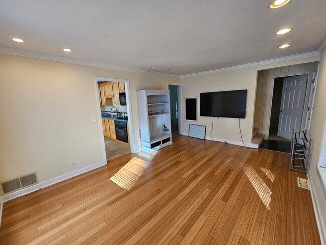 Building Photo - 1N670 River Dr