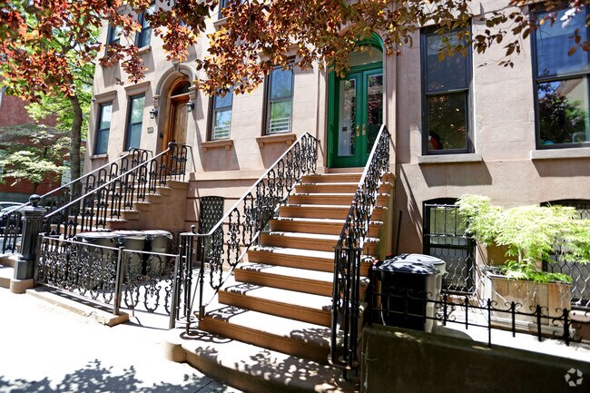 Building Photo - 434 Clinton St