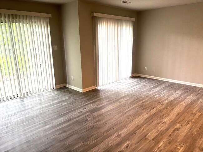 Building Photo - 3 bedroom/ 1.5 bathroom. The Midlands