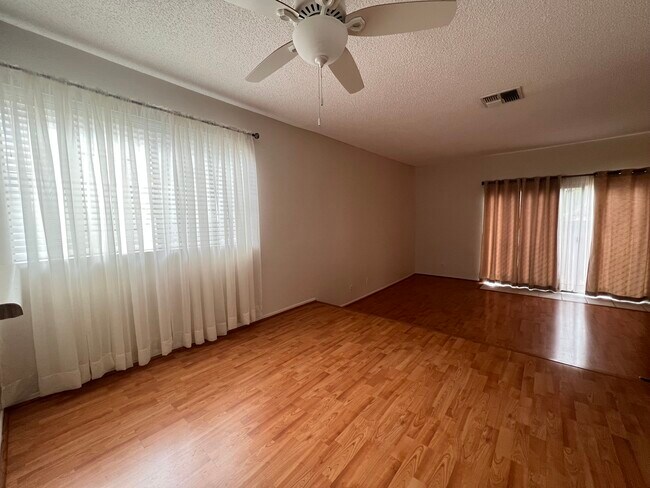 Building Photo - 10480 Sunland Blvd