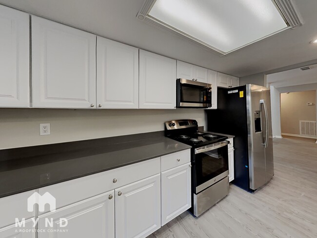 Building Photo - 10631 Plum Lake Dr