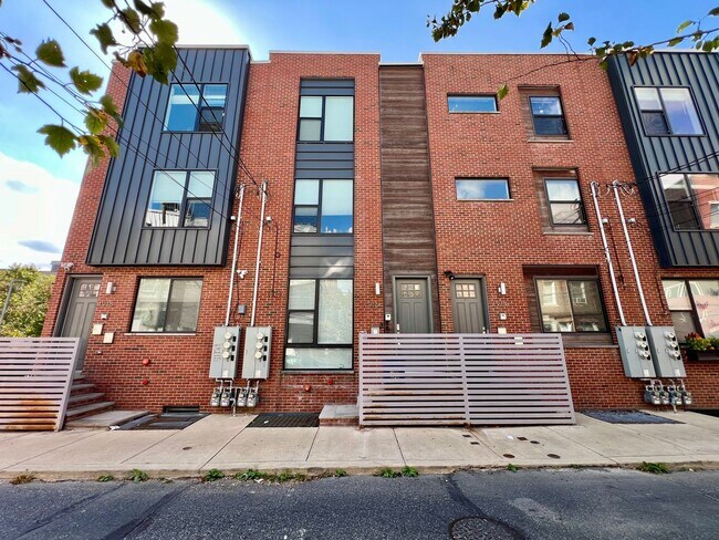 Building Photo - Luxurious 2-Bedroom Townhome with One Park...