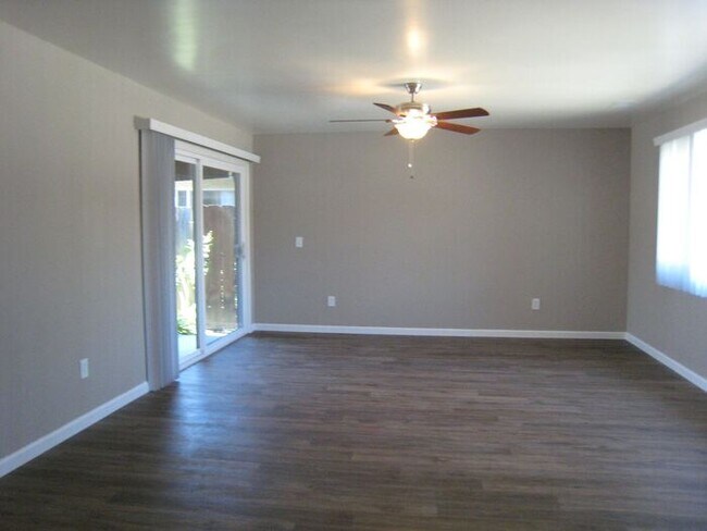 Foto del edificio - Lakeside home w/ sparkling pool on Cul de ...