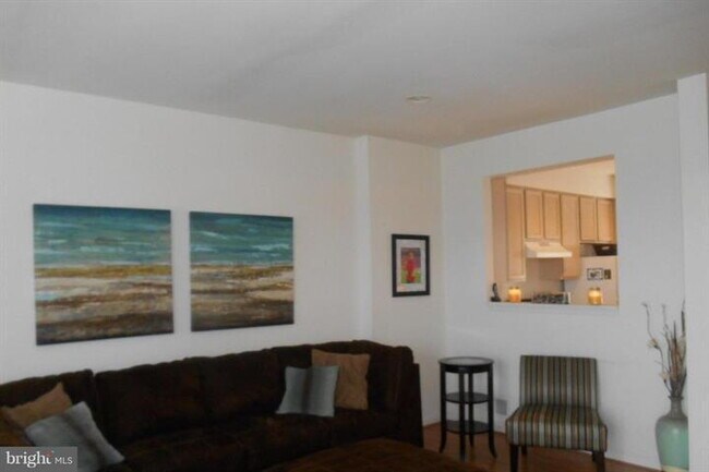 Building Photo - Stylish Townhome in a Convenient Location