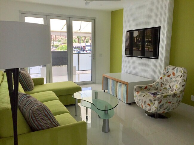 Foto del edificio - 560 S Indian Canyon Dr