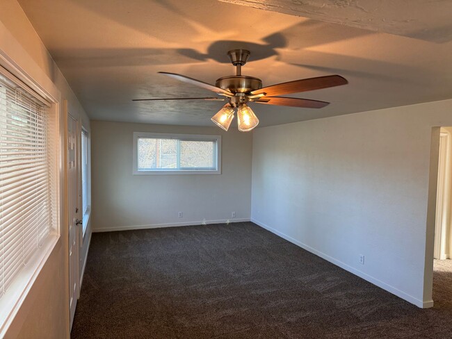 Building Photo - Updated 2-Bedroom Upstairs of Duplex: New ...