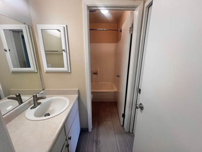 Foto del edificio - Specious 2-Bedroom Home with Prime Access