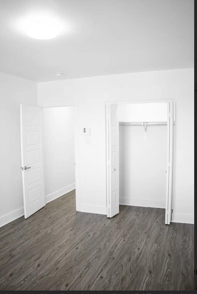 Building Photo - 5480 Av Coronation