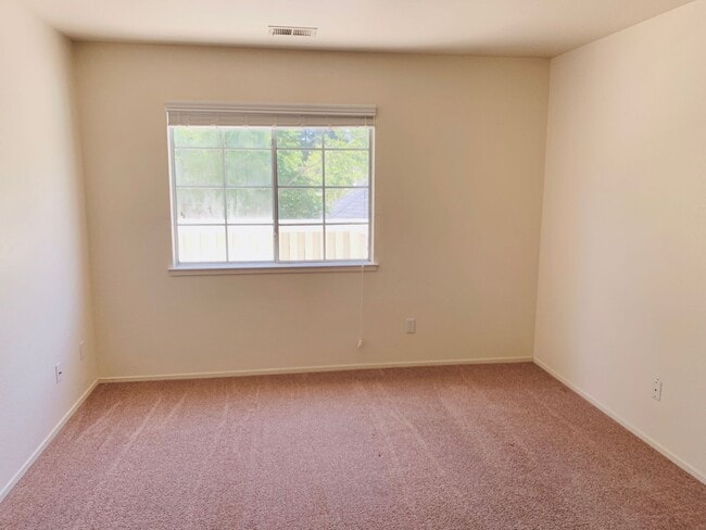 Foto del edificio - One Bedroom One Bath Spacious Unit with Large Enclosed Patio