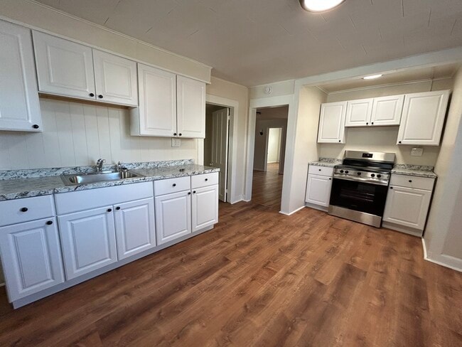 Building Photo - 663 Pawling Ave