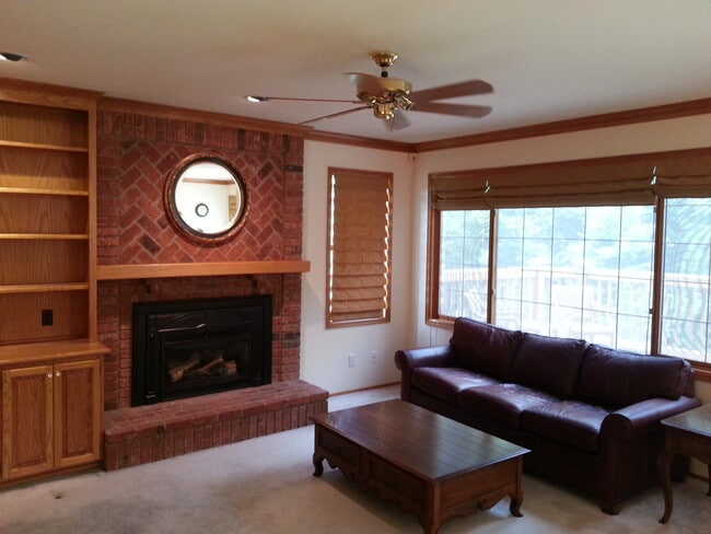 Building Photo - Beautiful Home in Bellevue Lakemont Area