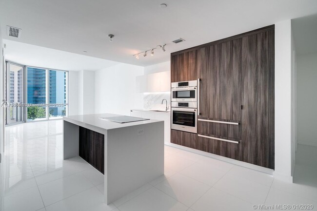 Foto del edificio - 851 NE 1st Ave