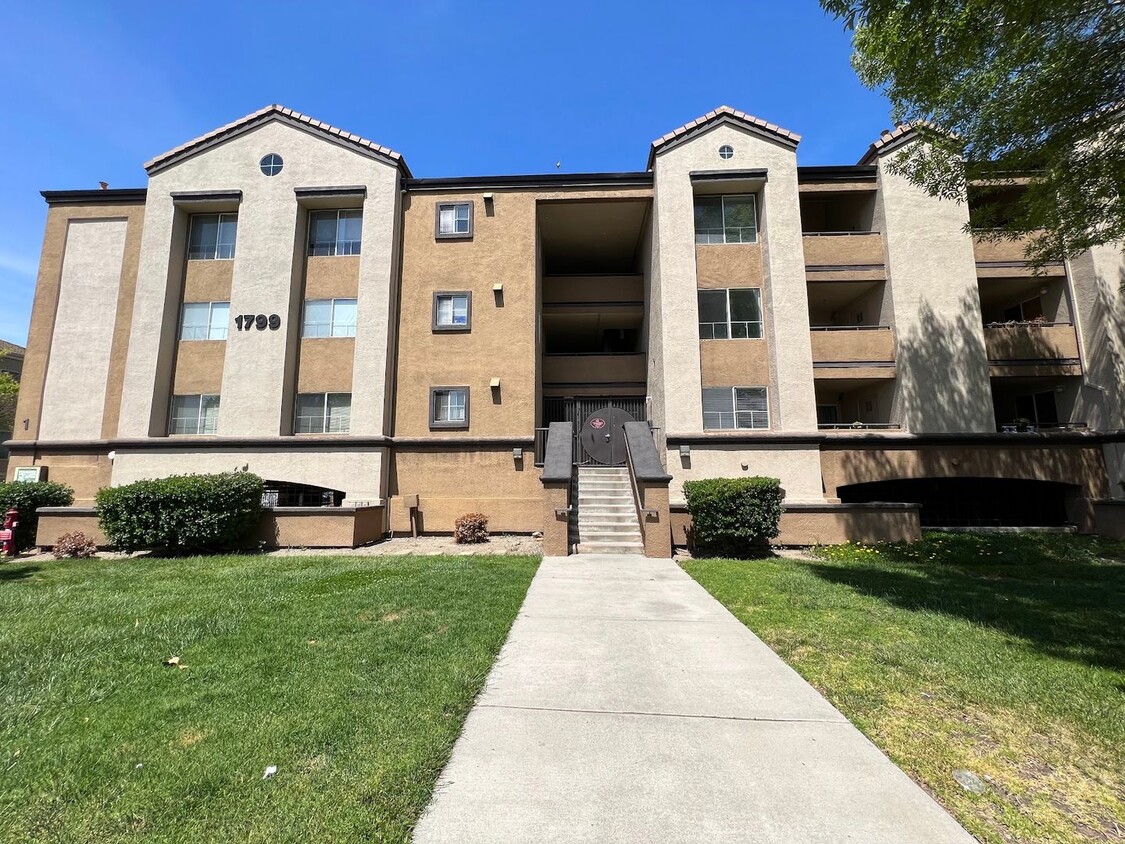 Foto principal - 2BD/2BA North Valley Condo - Available Now!