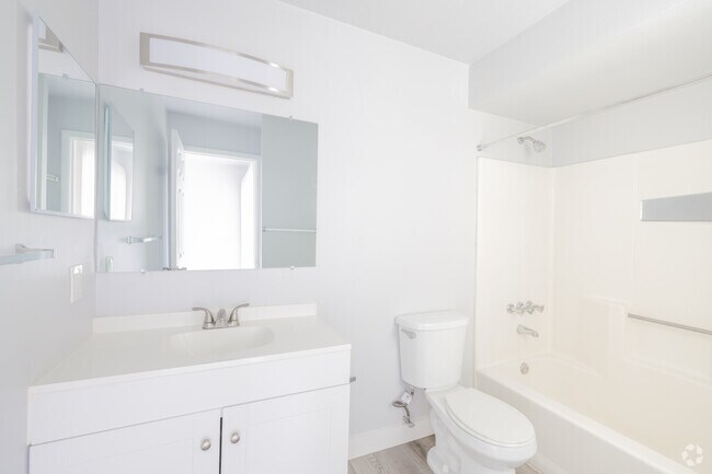 1BR, 1BA - 750SF - Bathroom - Treebecka Park