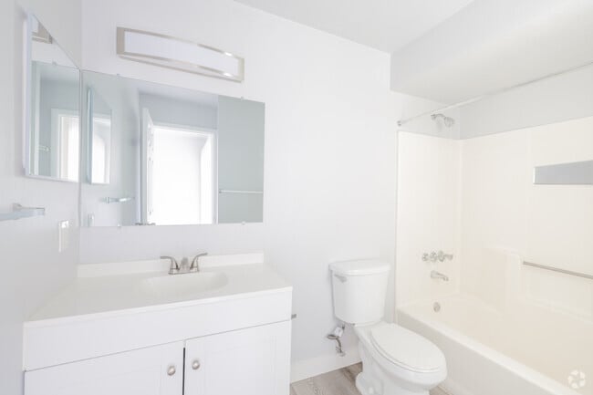 1BR, 1BA - 750SF - Bathroom - Treebecka Park