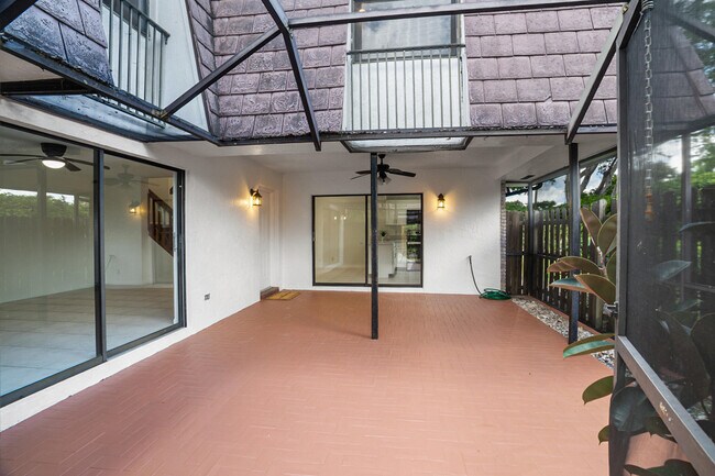 Foto del edificio - 7690 Courtyard Run W