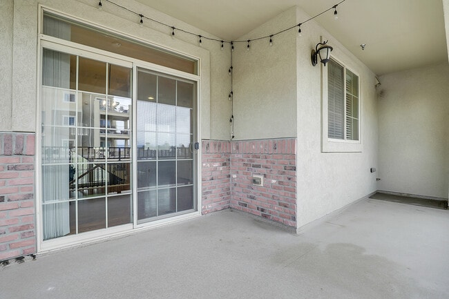 Building Photo - 1000 Elmhurst Dr