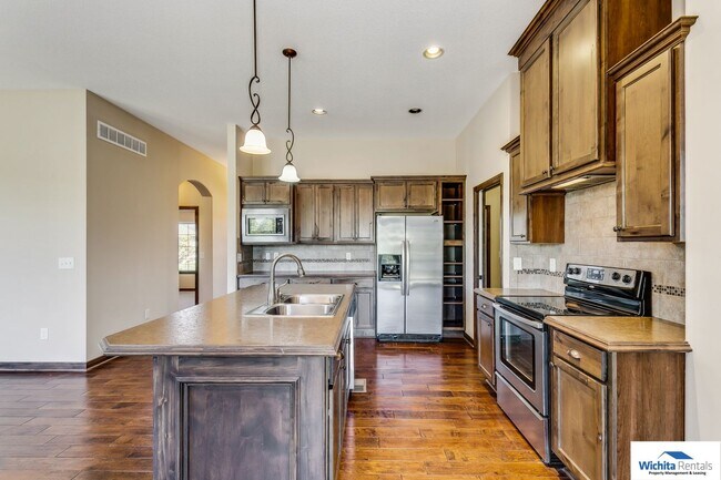 Foto del edificio - Lovely 4 Bedroom Stonewood Home...Waiting ...