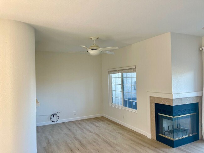 Building Photo - Luxurious 2 Bed 2 Bath Condo with Spectacu...
