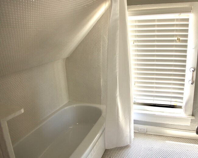 Upstairs bathroom - 3127 W 24th Ave