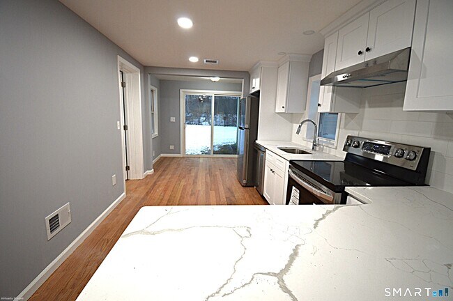 Foto del edificio - 17 Railroad Ave