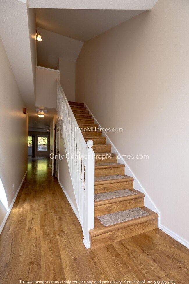 Building Photo - Open-Concept Living with Easy Portland Com...