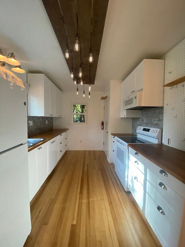 Foto del edificio - Perry District Gem – Move-In Ready 3 plus Bed / 2 Bath Brick Home with Finished Basement & 2-Car ...