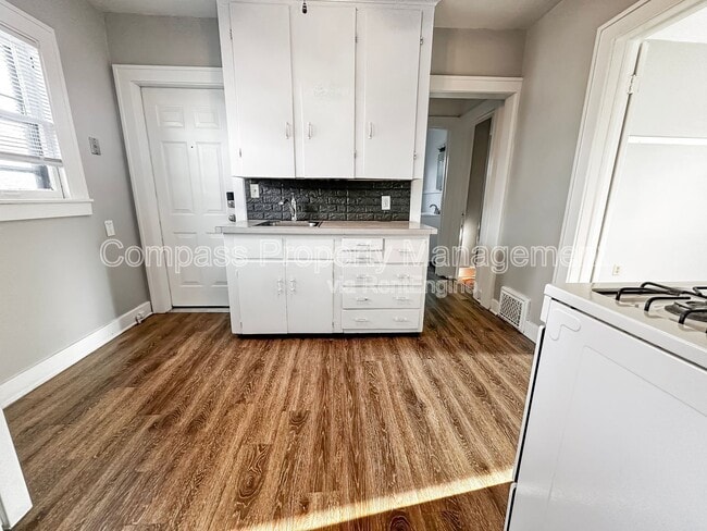 Building Photo - 707 Knapp St NE