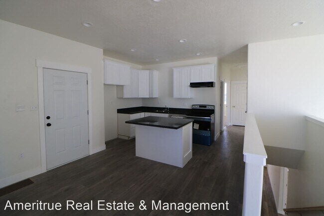 Building Photo - 7 br, 3 bath House - 477 S 100 E