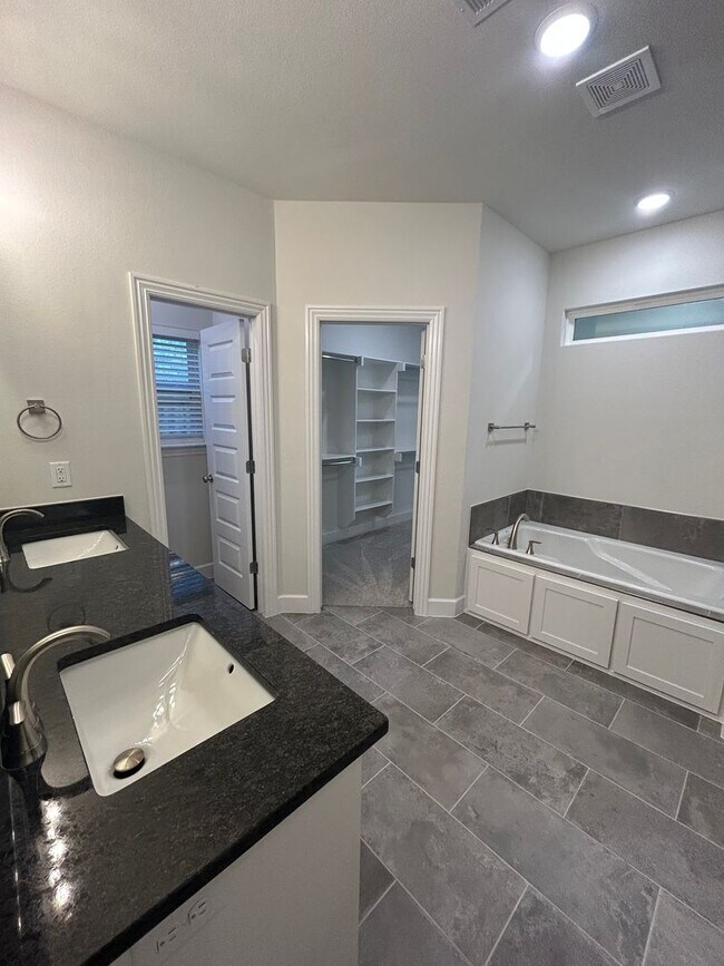 Building Photo - Beautiful Bentonville Home! 4 Bedrooms, 2....